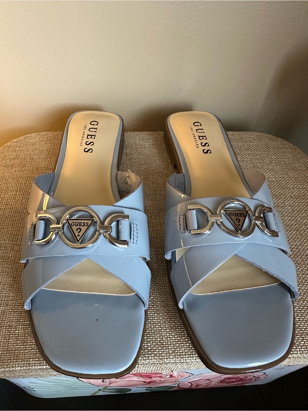 GUESS Light Blue Patent Slide Sandals with Silver Chain Emblem 6.5 - Picture 2 of 7